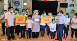 Phó Bí thư Thường trực Tỉnh ủy Phạm Minh Tấn thăm, tặng quà Tết Trung thu trẻ em có hoàn cảnh khó khăn