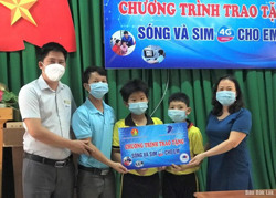 Tặng 100 sim 4G cho học sinh có hoàn cảnh khó khăn trên địa bàn huyện Krông Bông