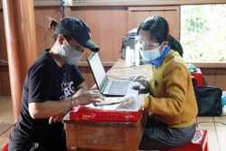 BHXH tỉnh: Hỗ trợ người dân xã Ea Tu đăng ký, cài đặt ứng dụng VssID