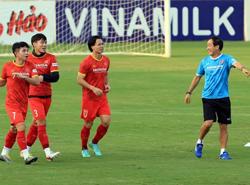 Xoay tua đội tuyển ở AFF Cup