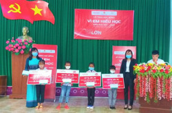 Trao 70 suất học bổng cho học sinh nghèo học giỏi vượt khó tại huyện Krông Bông