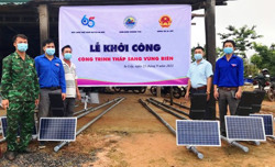 Lắp đặt công trình “Thắp sáng vùng biên” tại huyện Ea Súp