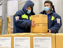 Hơn 1,3 triệu liều vaccine AstraZeneca vừa được bàn giao cho Bộ Y tế