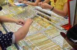 Giá vàng hôm nay 27-9: Vàng thế giới nhảy vọt, vẫn thua xa vàng SJC