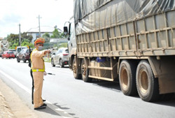 Kiểm tra, xử lý và chấm dứt ngay tình trạng ùn tắc giao thông tại các chốt kiểm soát dịch