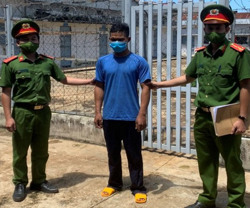 Tạm giam thanh niên dùng gạch tấn công tổ công tác phòng dịch Covid-19