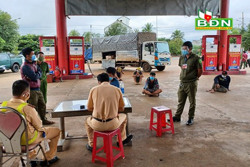 Phát hiện xe tải “luồng xanh” chở 3 người trái quy định