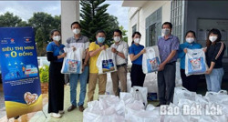Trao tặng 300 phần quà hỗ trợ người dân khó khăn