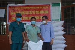 Gạo hỗ trợ đến với người dân đang gặp khó khăn