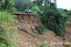 Mưa lớn gây sạt lở đường liên xã Nam Ka – Ea R'bin