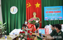 Bộ đội Biên phòng tỉnh tặng dụng cụ học tập cho học sinh biên giới