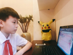 Bố mẹ làm gì để giúp con khi học trực tuyến?