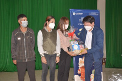 100 phần quà Tết tặng người nghèo vùng sâu