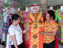 Người giữ sắc màu trang phục truyền thống