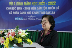 Trao 120 suất học bổng Vừ A Dính 