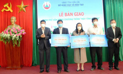 Bàn giao kinh phí vận động Chương trình “Sóng và máy tính cho em”