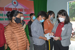 Đồng hành với người lao động gặp khó khăn