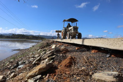 Đường giao thông sạt lở nghiêm trọng: Khu dân cư và vựa lúa xã Bình Hòa bị uy hiếp