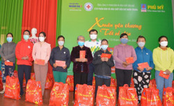 Tặng 150 suất quà cho người nghèo xã Cư Êbur (TP. Buôn Ma Thuột)