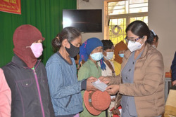 Ủy ban MTTQ Việt Nam tỉnh tặng quà Tết người nghèo