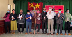 Tặng 206 suất quà Tết cho hộ nghèo