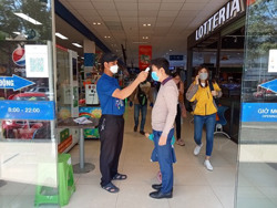 Siết chặt phòng, chống dịch COVID-19 tại các điểm mua sắm dịp Tết