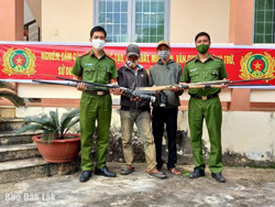 Công an huyện Krông Bông: Vận động, thu hồi vũ khí, vật liệu nổ, công cụ hỗ trợ và pháo