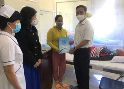 BHXH tỉnh tặng trên 100 phần quà cho bệnh nhân BHYT có hoàn cảnh khó khăn dịp Tết Nguyên đán 2022