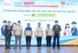 Trao tặng 71 suất học bổng "Tiếp sức đến trường" cho tân sinh viên 5 tỉnh Tây Nguyên