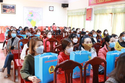 Thất nghiệp nhiều tháng, hàng chục cô giáo mầm non vui mừng nhận quà Tết