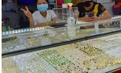 Giá vàng hôm nay 19-1: Lao xuống trước sức ép của USD