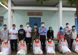 Bí thư Tỉnh ủy Nguyễn Đình Trung chúc Tết, tặng quà người dân buôn căn cứ cách mạng Đắk Tuôr