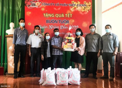 Trao tặng quà 83 phần quà và 2 tấn gạo hỗ trợ người nghèo đón tết