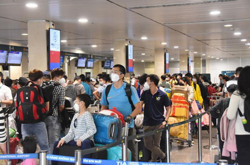 Người dân đổ xô về quê đón Tết