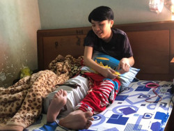 Cậu bé với... "chiếc lồng sắt" trên chân