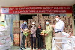 Công ty Thủy điện Buôn Kuốp thăm, tặng quà Tết cho các hộ gia đình buôn kết nghĩa