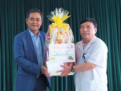 Phó Bí thư Tỉnh ủy Y Biêr Niê thăm, chúc Tết Bệnh viện Đa khoa vùng Tây Nguyên