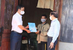 Bảo hiểm xã hội tỉnh tặng 115 thẻ Bảo hiểm y tế cho người dân có hoàn cảnh khó khăn