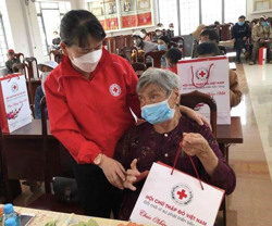 Trao tặng 50 suất quà Tết cho người khó khăn tại huyện Cư Kuin