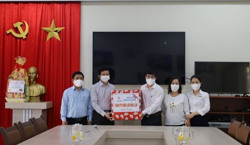 PC Đắk Lắk: Tặng bảo hộ cho các trung tâm y tế, bệnh viện trên địa bàn tỉnh