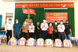 Ngân hàng Chính sách xã hội tỉnh tặng quà Tết cho người nghèo