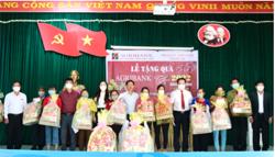 Agribank Đắk Lắk tặng quà Tết cho người nghèo xã Ea Kiết