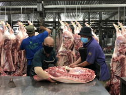 Hàng Tết dồi dào, giá dễ chịu