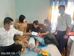 Hỗ trợ 21 triệu đồng cho Cậu bé với... "chiếc lồng sắt" trên chân