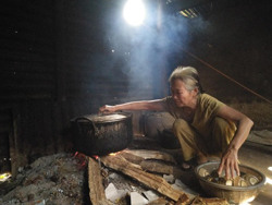 Hoàn cảnh éo le của cụ bà nuôi con bệnh tật