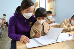 Thêm cơ hội đến trường cho học sinh khó khăn