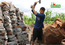 Mưu sinh từ nghề chẻ đá