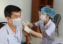 Triển khai tiêm vắc xin phòng COVID-19 mũi nhắc lại cho người dân