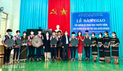 Bàn giao chiêng và trang phục truyền thống cho Trường PTDT nội trú - THCS huyện M'Drắk