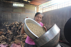 Giữ hương vị cà phê rang củi truyền thống